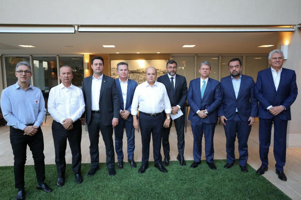 Capa da notícia: Em reunião com outros governadores, Ibaneis defende distensionamento e ampliação do diálogo com os Estados Unidos